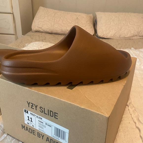 Yeezy Slides - Picture 3 of 4